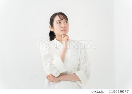 コックコートの女性 考える コックコートの女性 考える 119619077