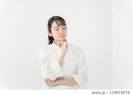 コックコートの女性 考える コックコートの女性 考える 119619078