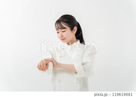 コックコートの女性　 119619081