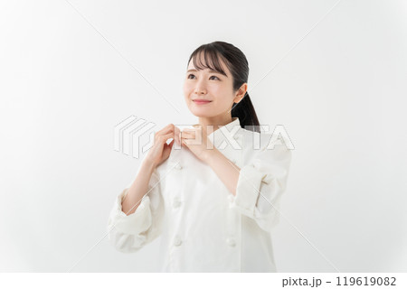 コックコートの女性　 119619082