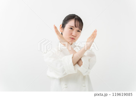 コックコートの女性　バツ 119619085