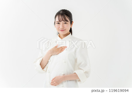 コックコートの女性　お任せ 119619094