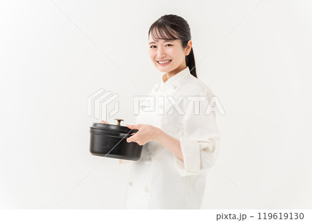 コックコートの女性　鍋 119619130