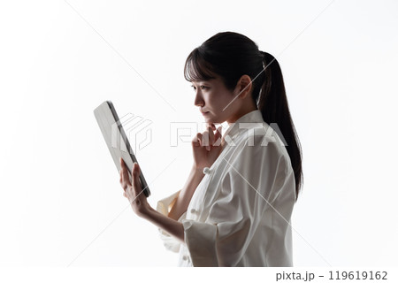 コックコートの女性　タブレット 119619162