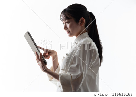 コックコートの女性　タブレット 119619163
