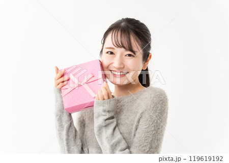 プレゼントを持つ女性 プレゼントを持つ女性 119619192