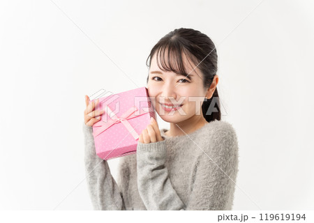 プレゼントを持つ女性 プレゼントを持つ女性 119619194