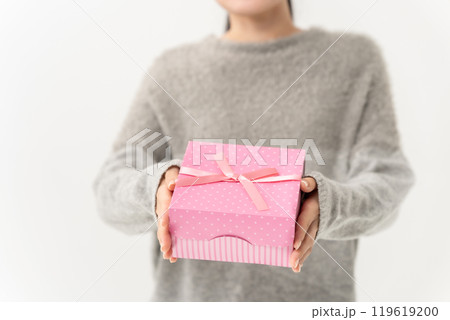 プレゼントを持つ女性　手元 119619200