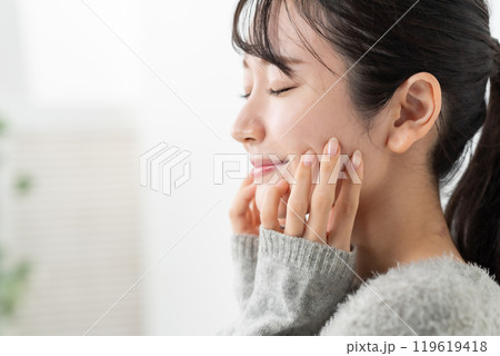 ポニーテールの女性　ニット 119619418