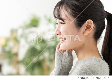 ポニーテールの女性 ニット ポニーテールの女性 ニット 119619507