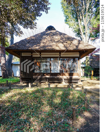 芦花公園こと蘆花恒春園　徳冨蘆花旧宅の窓に映る紅葉（東京都世田谷区） 119619514