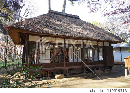 芦花公園こと蘆花恒春園　徳冨蘆花旧宅の窓に映る紅葉（東京都世田谷区） 119619518