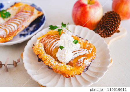 手作りアップルパイ　ホイップクリーム添え 119619611