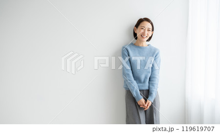 女性　ポートレート　シンプル 119619707