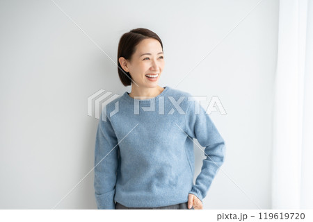 女性　ポートレート　シンプル 119619720