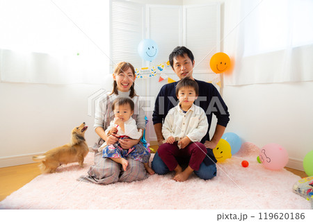 1歳男児の誕生日を祝う家族と愛犬　1歳　一升餅 119620186