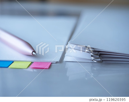 テーブルに置かれた書類 119620395