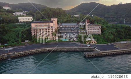 廃墟となった廃旅館のドローン空撮 119620658