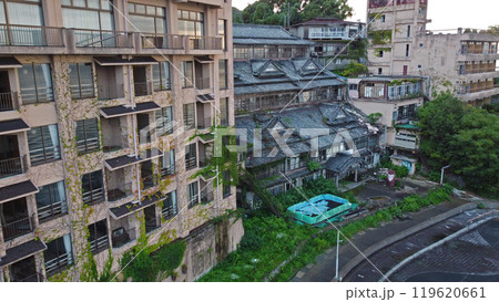 廃墟となった廃旅館のドローン空撮 119620661