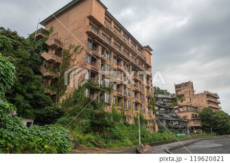 廃墟となった廃旅館の外観 119620821