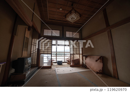 廃墟となった廃旅館の客室 廃墟となった廃旅館の客室 119620970