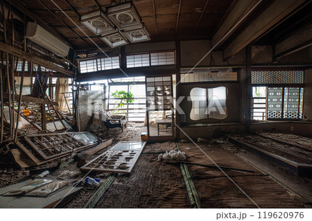 廃墟となった廃旅館の客室 119620976