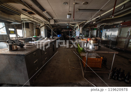 廃墟となった廃旅館の調理場 119620978