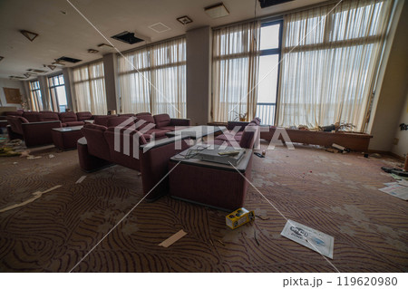 廃墟となった廃旅館のロビー 119620980