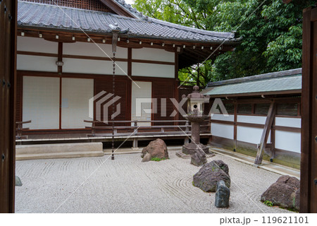 石清水八幡宮　書院石庭の石燈篭 119621101