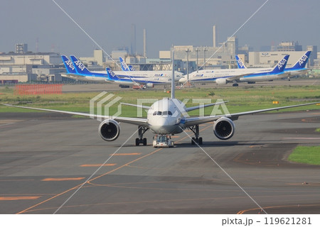 トーイングされる旅客機 トーイングされる旅客機 119621281