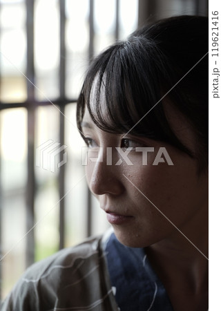 格子戸に佇み浴衣の女性 119621416