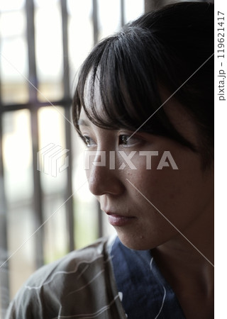 格子戸に佇み浴衣の女性 119621417