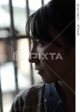 格子戸に佇み浴衣の女性 格子戸に佇み浴衣の女性 119621418