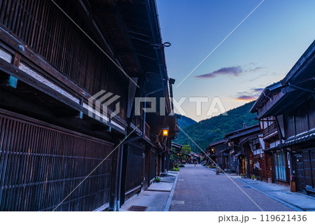【長野県】奈良井宿の古風な町並み 夕景 【長野県】奈良井宿の古風な町並み 夕景 119621436