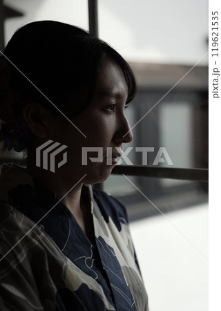 格子戸に佇み浴衣の女性 119621535