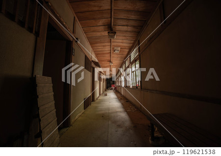 廃墟となった廃旅館の内観 119621538