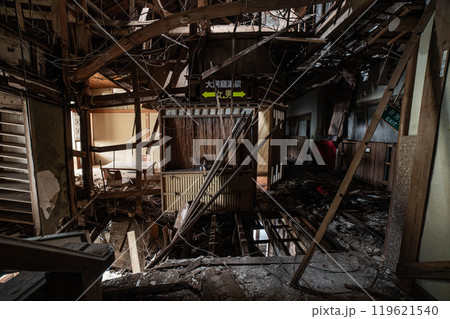 廃墟となった廃旅館の内観 119621540