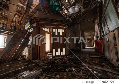 廃墟となった廃旅館の内観 119621541