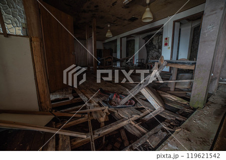 廃墟となった廃旅館の内観 119621542