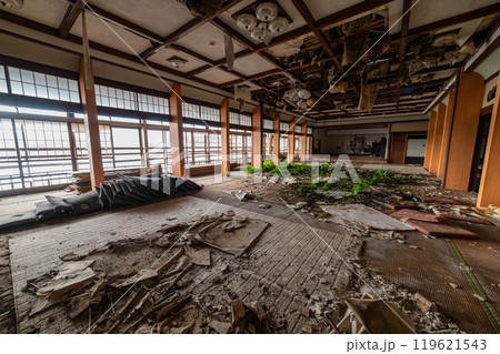 廃墟となった廃旅館の大広間 119621543