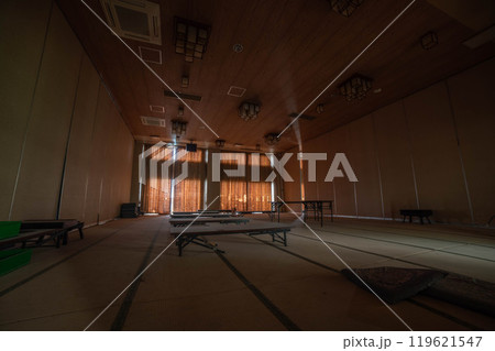 廃墟となった廃旅館の大広間 119621547