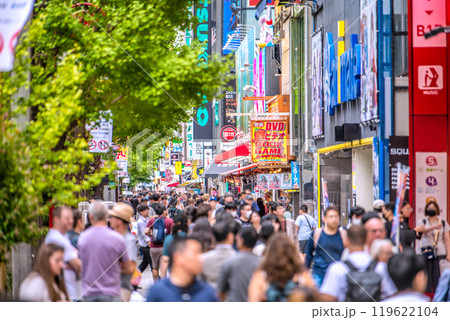 日本の東京都市景観 10月。インバウンド続く…外国人観光客らで賑わう秋葉原＝24日 119622104
