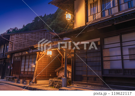 【長野県】明りが灯った奈良井宿の古風な町並み 119622117