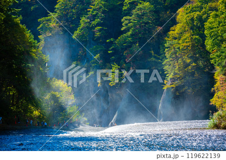 東洋のナイアガラ　水しぶき舞う吹割の滝 119622139