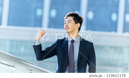 ガッツポーズをする笑顔の男性ビジネスマン 119622176