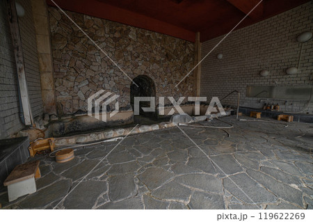 廃墟となった廃旅館の浴場 119622269