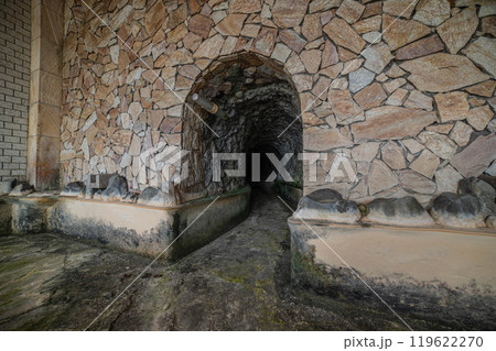 廃墟となった廃旅館の浴場 119622270