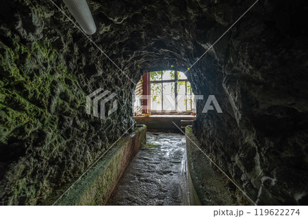 廃墟となった廃旅館の浴場 119622274