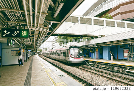 Platform Of Kowloon Tong MTR Station In Kowloon City District, Hong Kong. Platform Of Kowloon Tong MTR Station In Kowloon City District, Hong Kong. 119622328