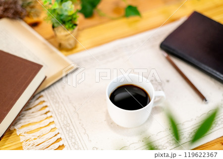 テーブルの上のコーヒーと本 テーブルの上のコーヒーと本 119622367